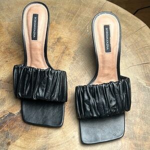 BCBGMAXAZRIA HEELS SIZE 8 black leather   A398